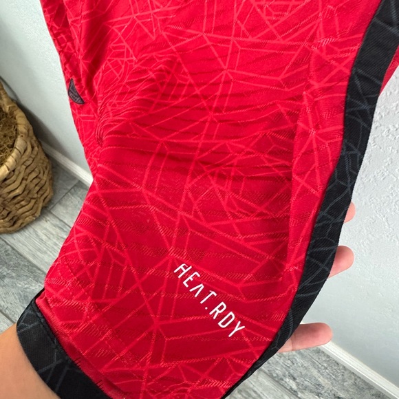 Women’s  Manchester United Red Home Authentic Pro Soccer Jersey 2023/2024 - Picture 4 of 9